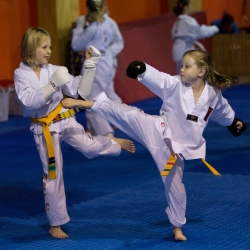 tkd - kids 7plus sparring2.jpg